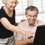 La newsletter obtient des résultats incroyables pour relancer ma location après le confinement 5 Older people search computer