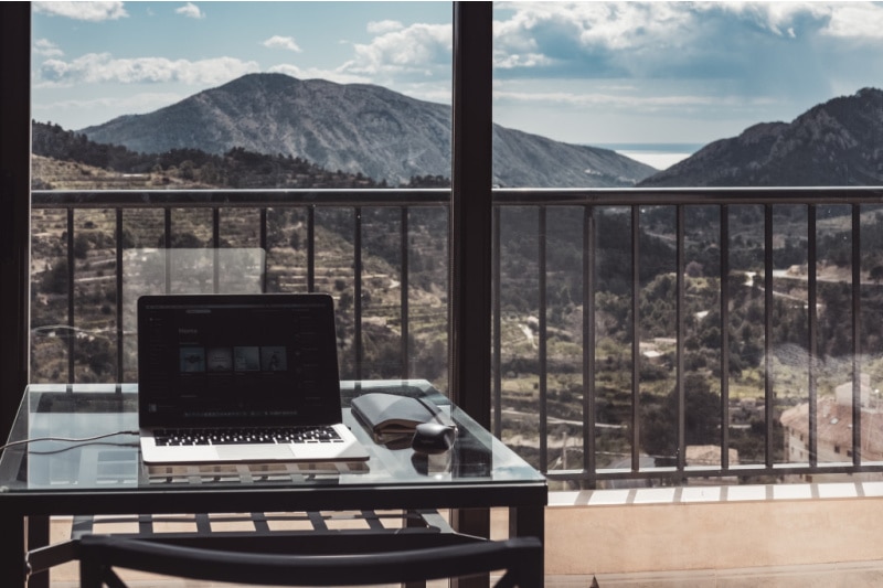 2021 vacation rental trends for the industry and your market 1 2021-travel-trends-remote-working